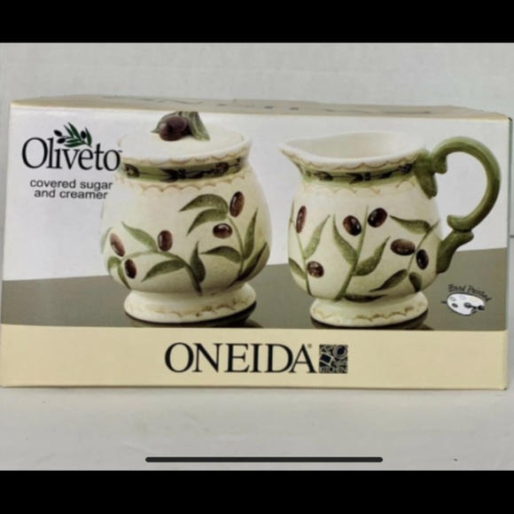 Vintage 4 piece ONEIDA cream&sugar w/lid & salt &pepper sets.Never used in boxes - Picture 2 of 8